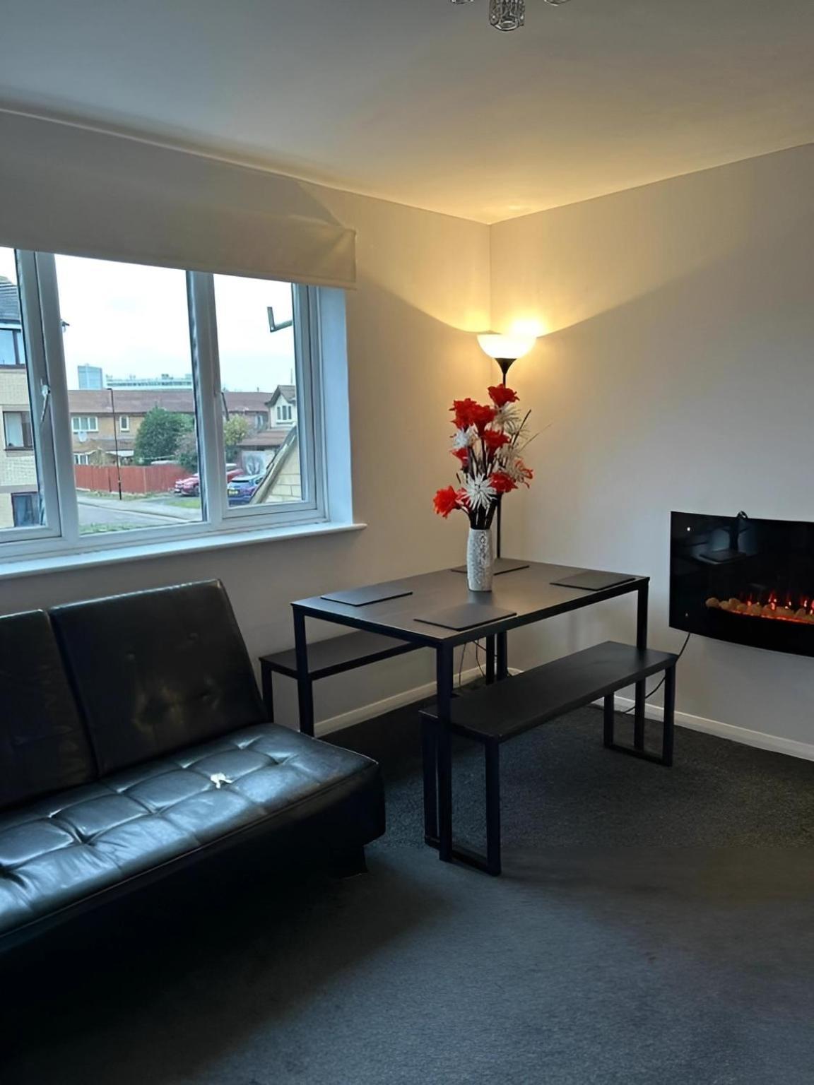 Sleek & Stylish - E15 Apartment With Parking London Exterior foto